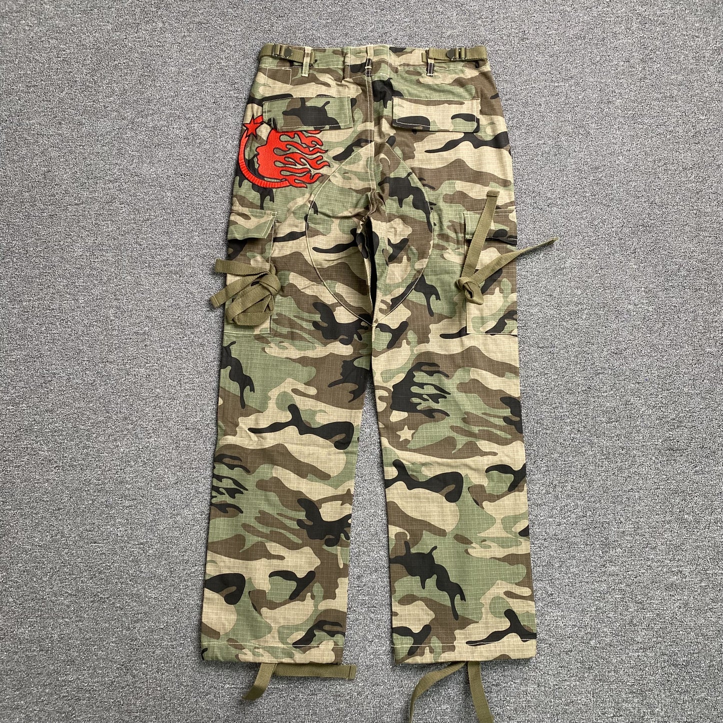 [New] Hellstar Camou Cargo Pants