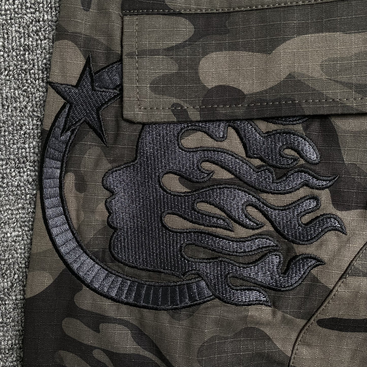 [New] Hellstar Camou Cargo Pants