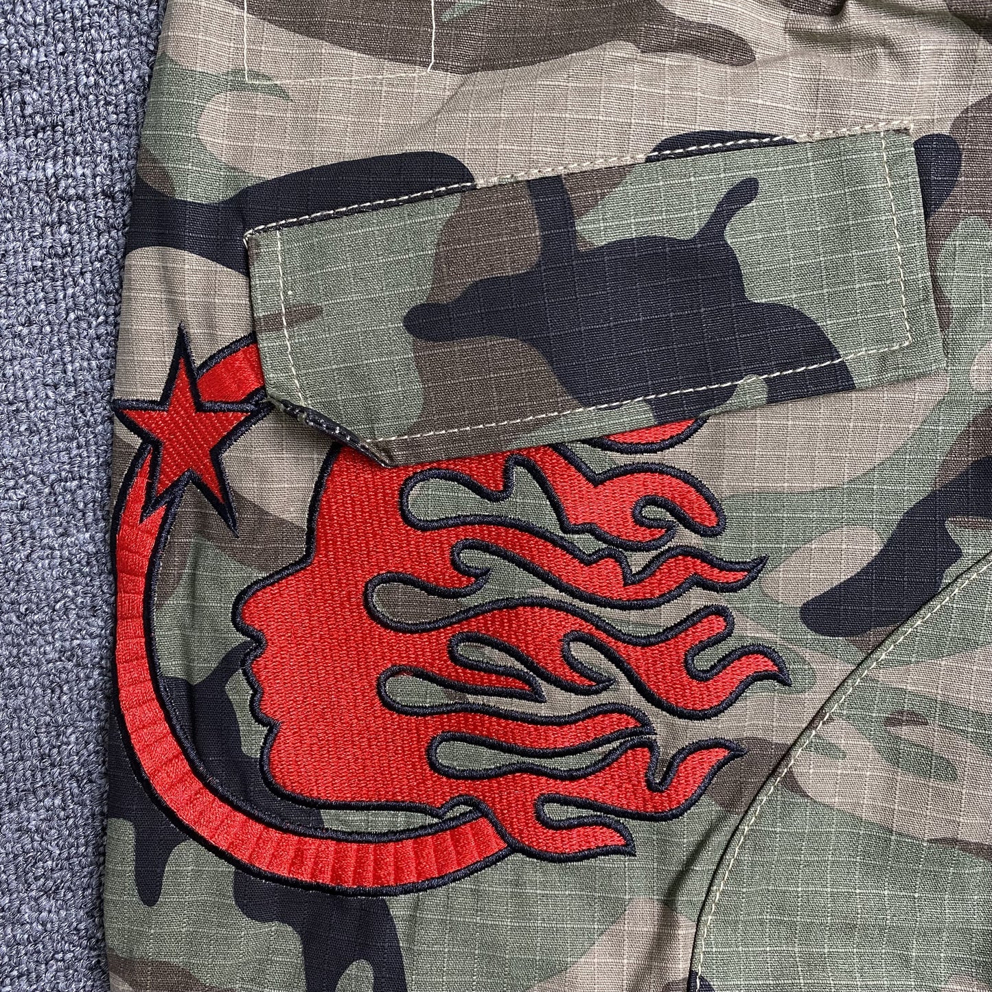 [New] Hellstar Camou Cargo Pants
