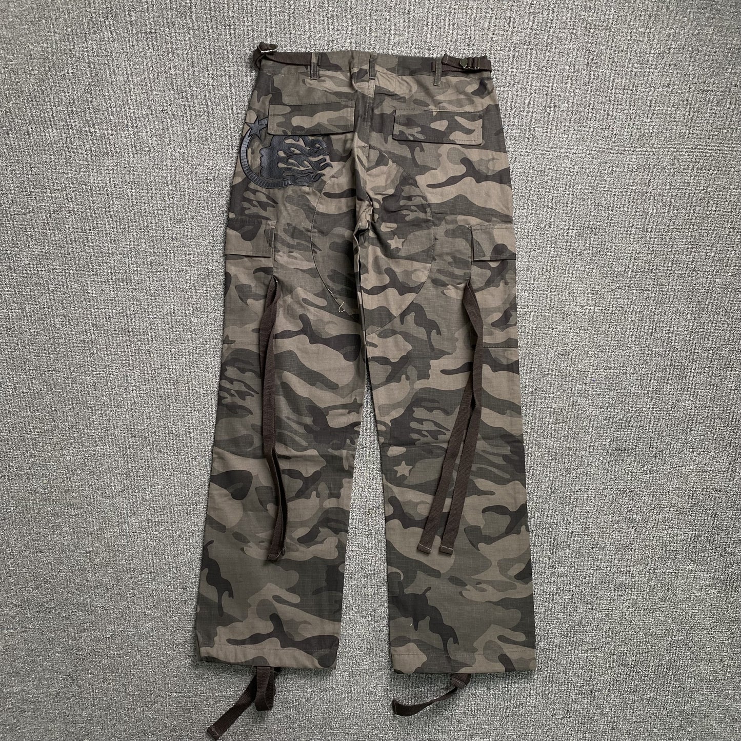[New] Hellstar Camou Cargo Pants